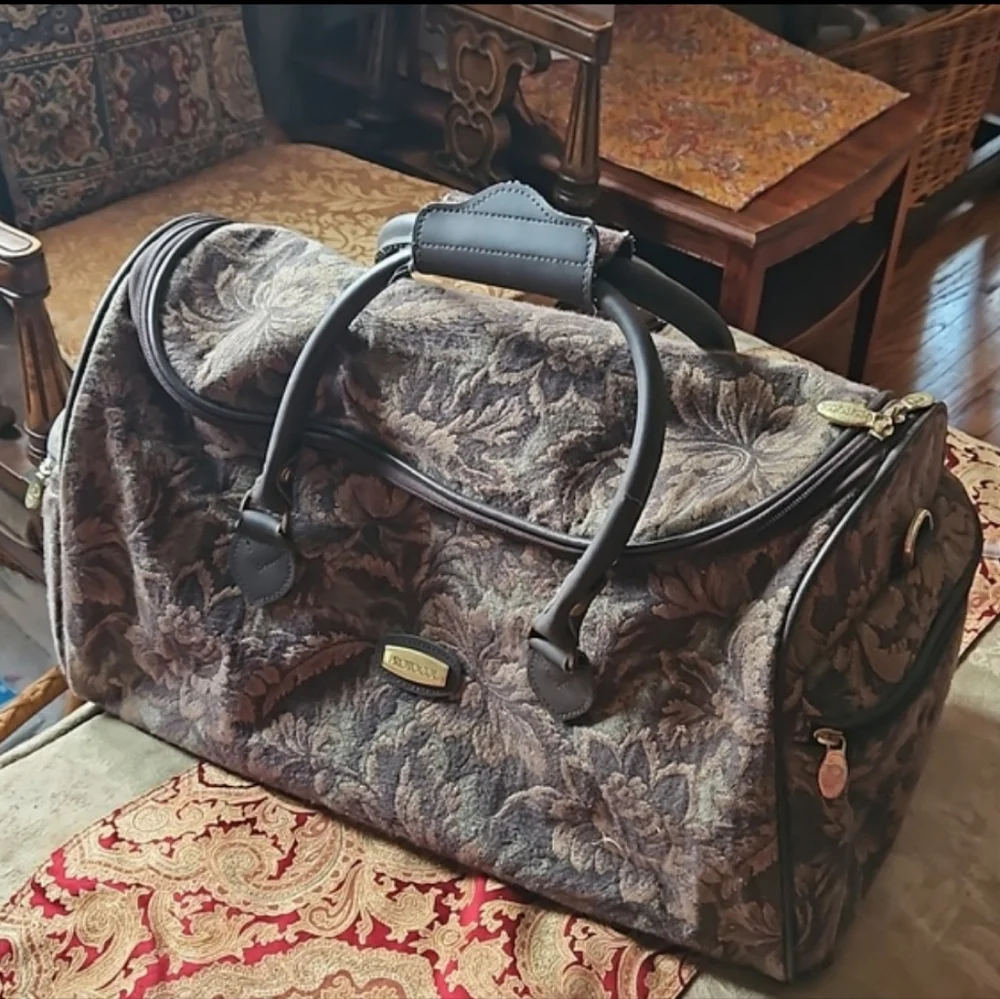 FINALCHANCE Needlepoint duffle exc condition Carry-on Tapestry Collectible